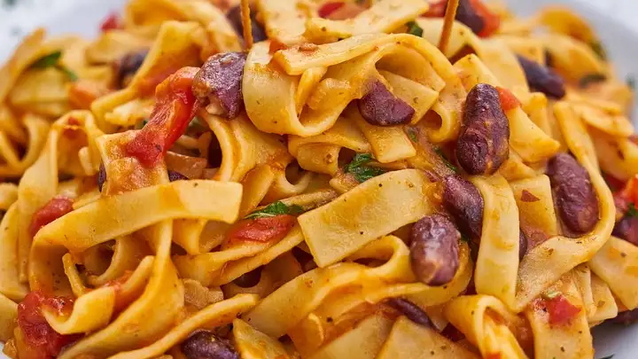 Effortlessly calculate the ideal pasta portions for your guests and gatherings. Serve just the right amount every time!