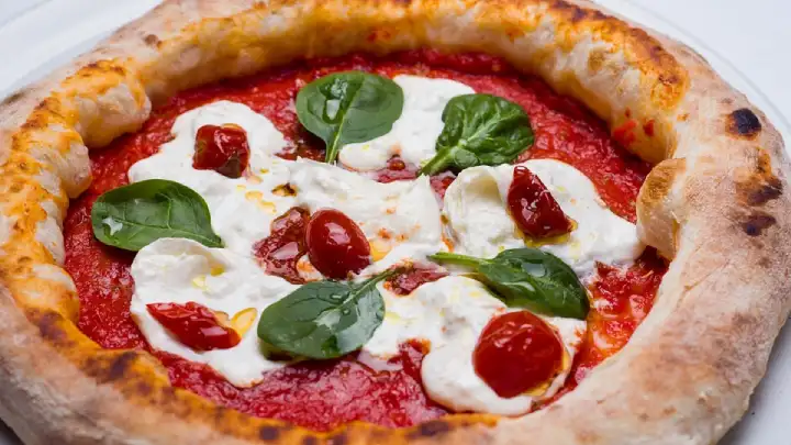 Discover the ideal pizza quantities for your guests effortlessly. Ensure everyone enjoys a slice with these simple portioning tips!